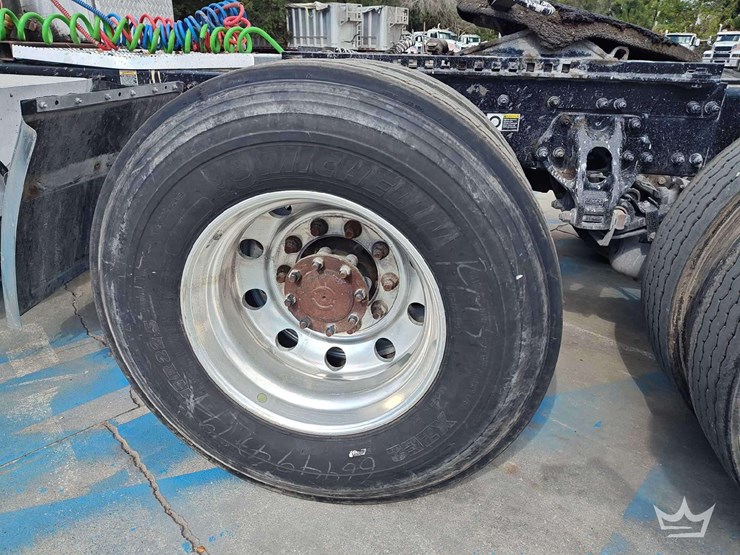 2022-peterbilt-567-t/a-wet-kit-day-cab-truck-tractor-image-46