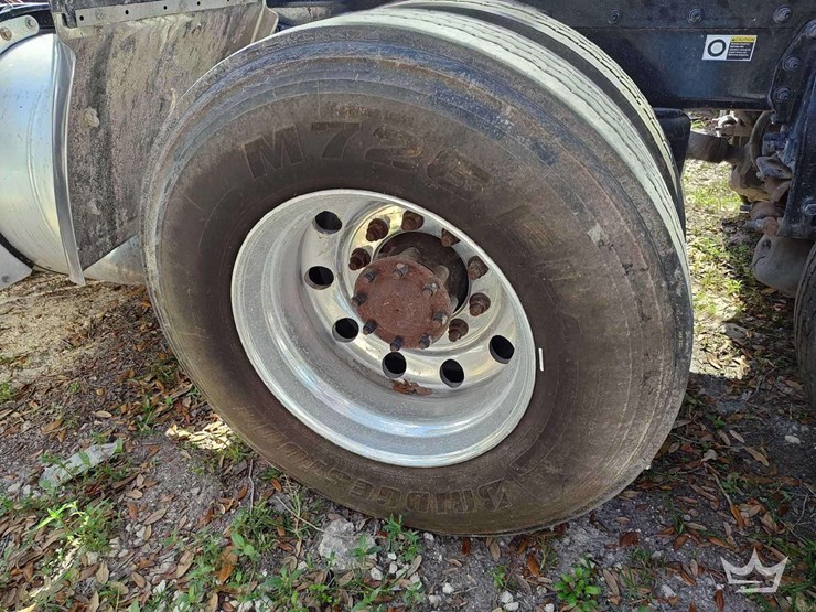 2022-peterbilt-567-t/a-wet-kit-day-cab-truck-tractor-image-44