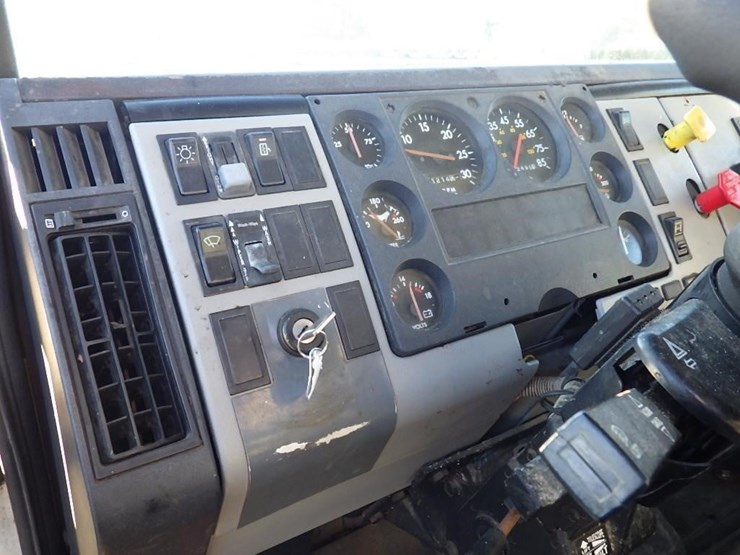 1997-freightliner-fl70-image-26