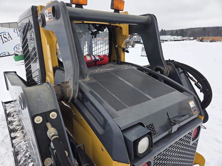 2017-deere-320e-image-18