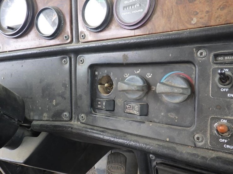 2001-peterbilt-357-image-46