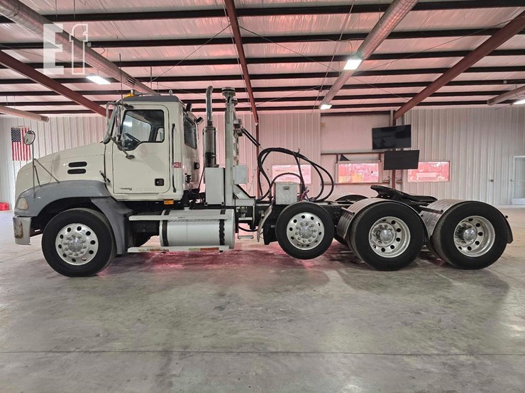 2005-mack-vision-cxn613-image-1