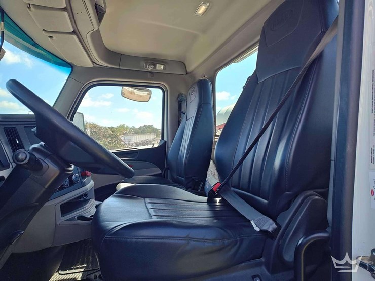 2023-peterbilt-567-image-18