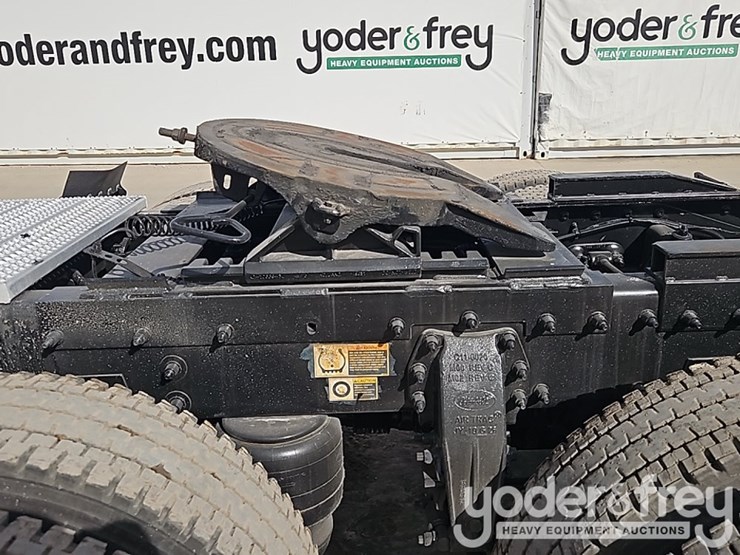 2020-peterbilt-567-image-16