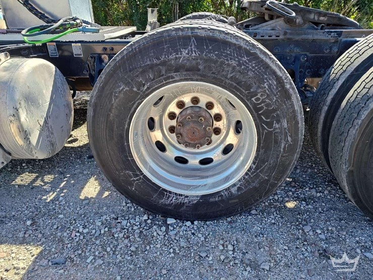 2022-peterbilt-567-image-42