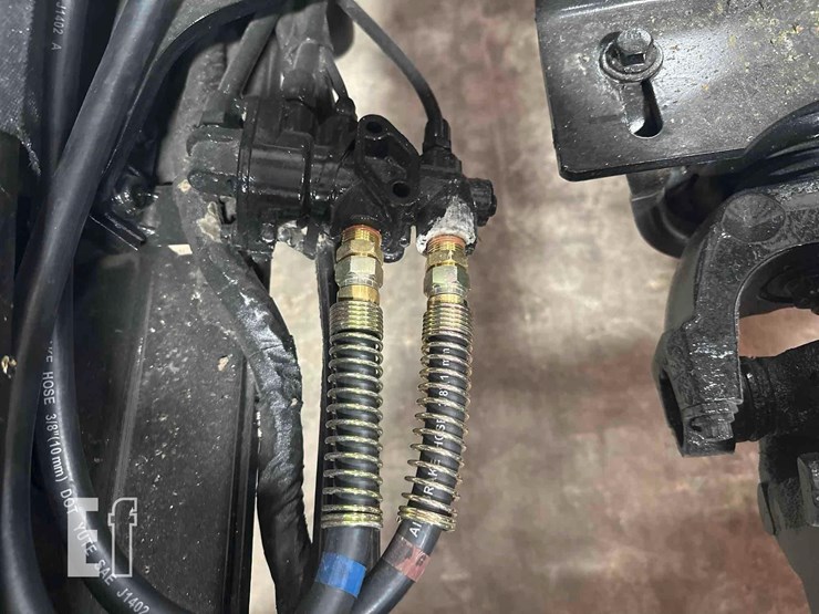 2012-mack-granite-gu813-image-23