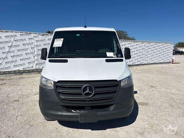 2022-mercedes-benz-sprinter-1500-image-23