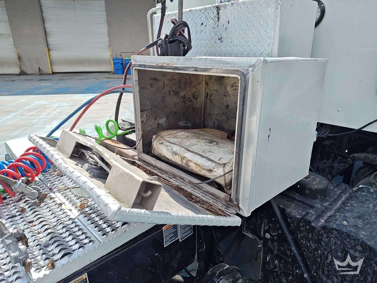 2022-peterbilt-567-t/a-wet-kit-day-cab-truck-tractor-image-28