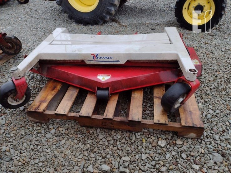ventrac-3400l-lawn-mower-w/broom-image-39