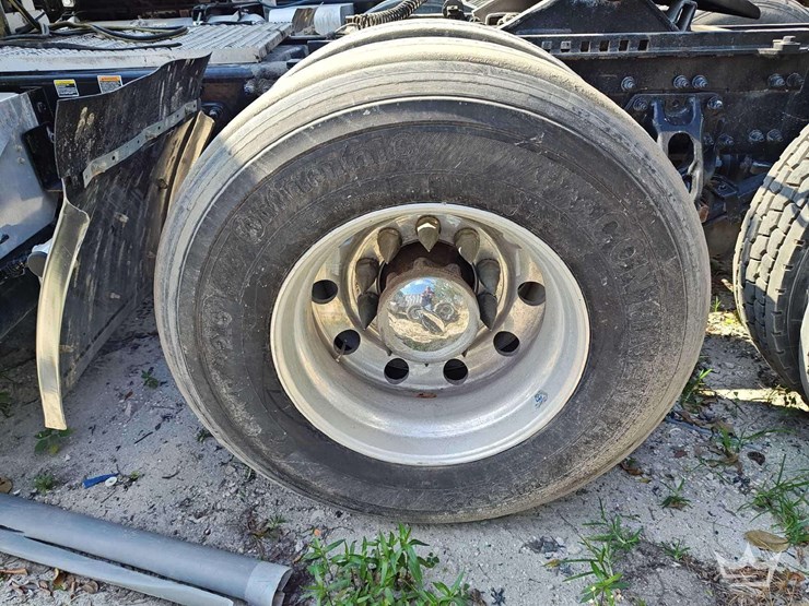 2022-peterbilt-567-t/a-wet-kit-day-cab-truck-tractor-image-44