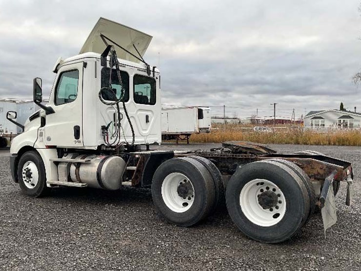 2018-freightliner-cascadia-126-image-2