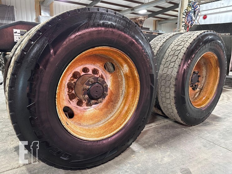 2005-peterbilt-385-image-24