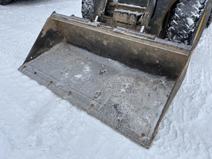 2017-deere-320e-image-9