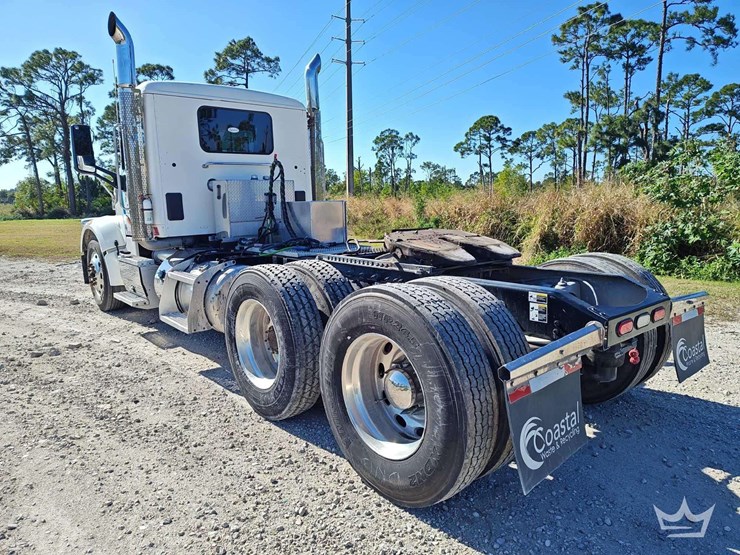 2022-peterbilt-567-image-47