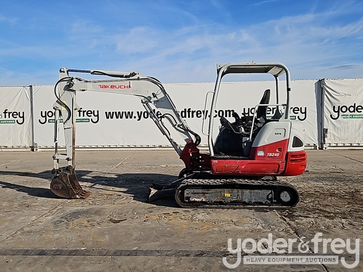 2020-takeuchi-tb240-image-3