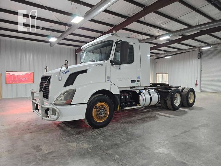 2013-volvo-vnl64t300-image-1