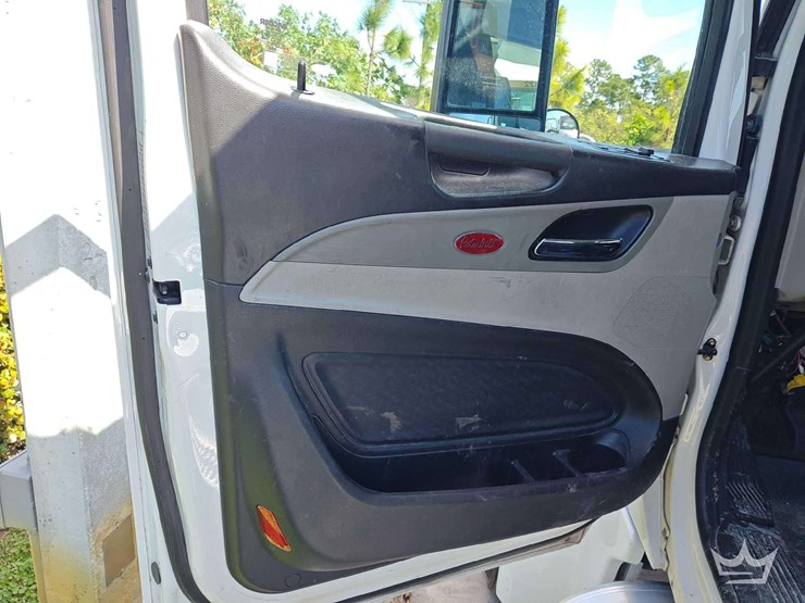 2023-peterbilt-567-image-16