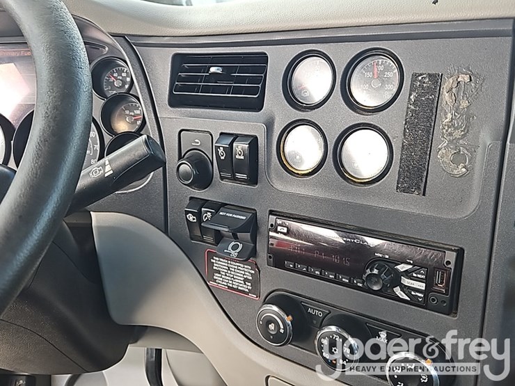 2020-peterbilt-567-image-35