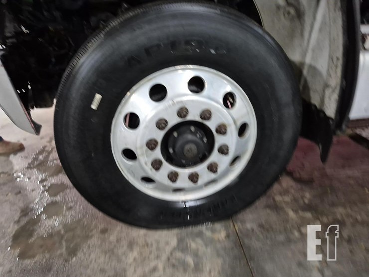 2014-freightliner-business-class-m2-106-image-23