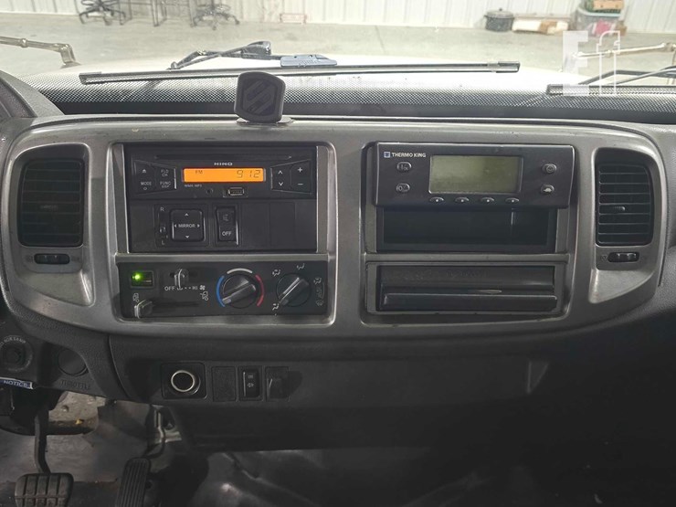 2015-hino-268-image-21