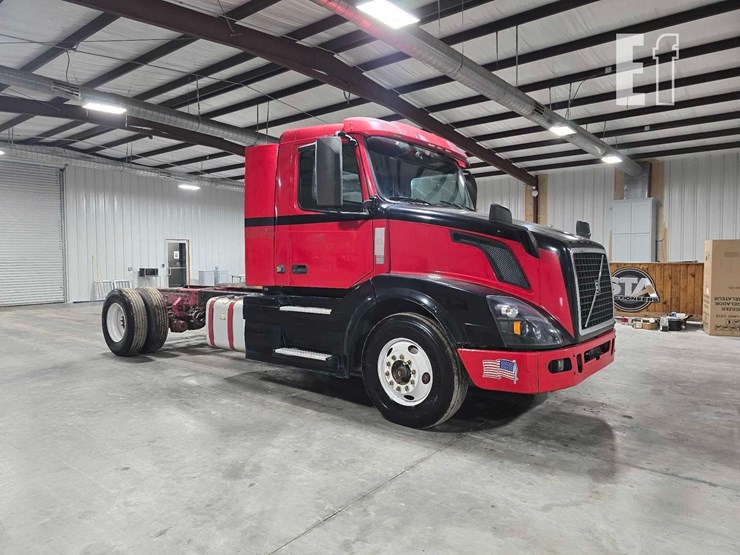 2017-volvo-vnl42300-image-2