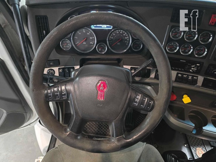 2017-kenworth-t880-image-17