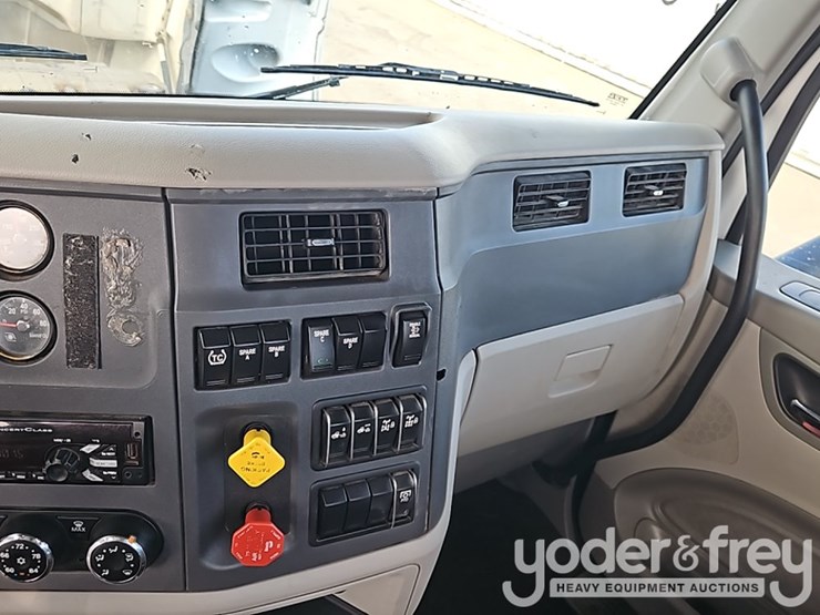 2020-peterbilt-567-image-32