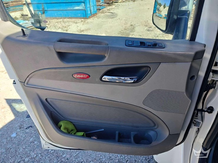 2022-peterbilt-567-image-14
