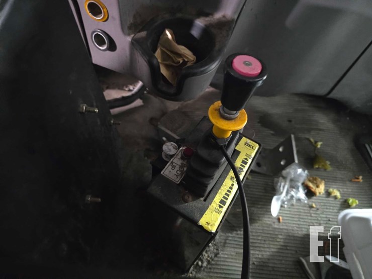 2013-peterbilt-365-image-21