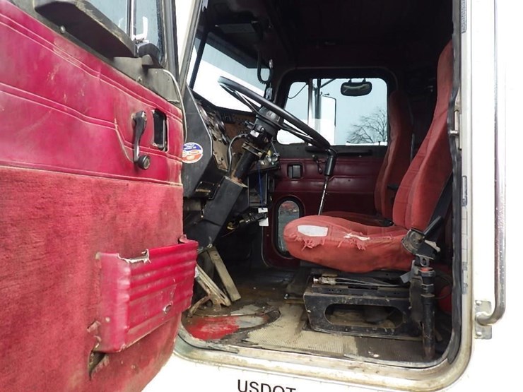 1990-peterbilt-379-image-24