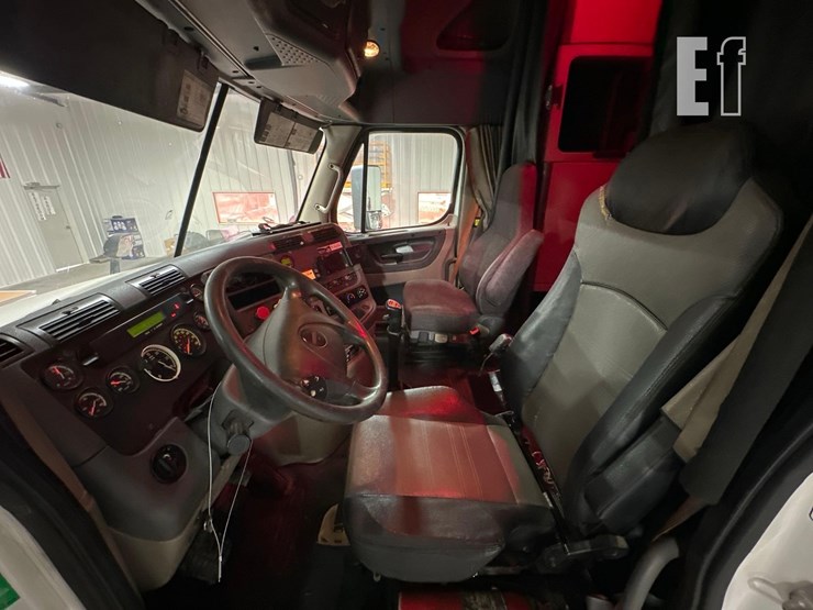 2014-freightliner-cascadia-125-image-12