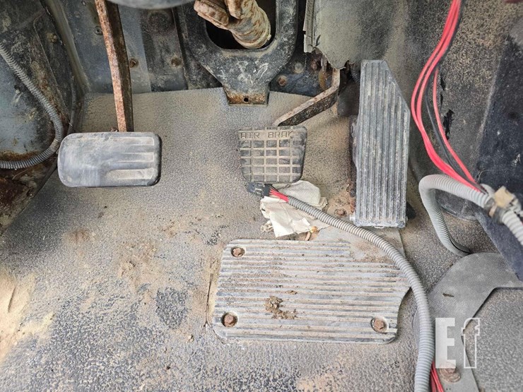 2007-mack-granite-cv713-image-11