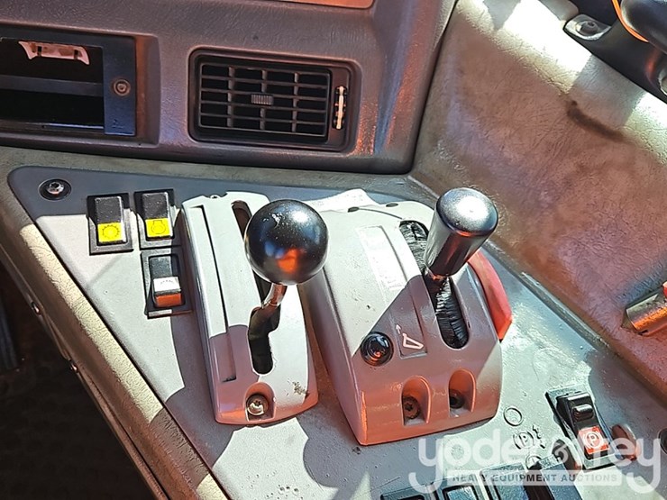 2005-volvo-a30-image-38