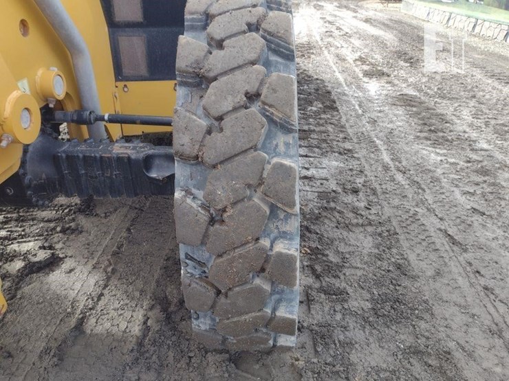 2019-caterpillar-tl1055d-image-23