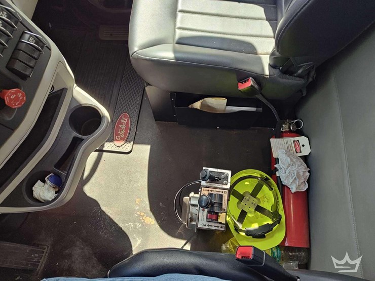 2022-peterbilt-567-t/a-wet-kit-day-cab-truck-tractor-image-36