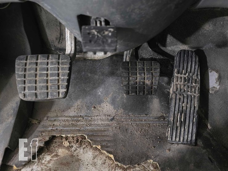 2013-freightliner-columbia-120-image-12