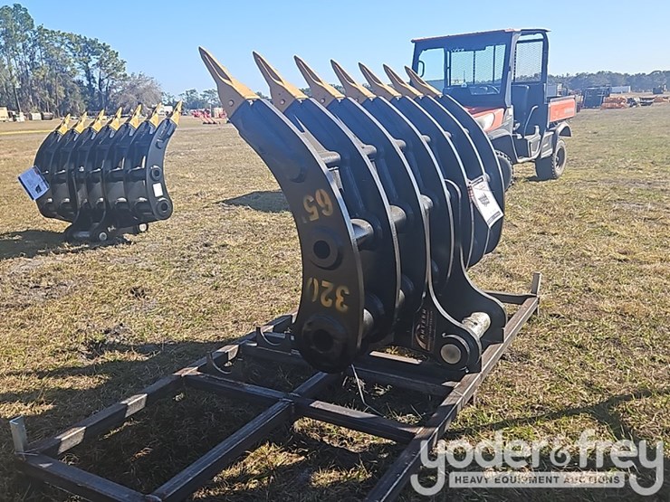 2025-caterpillar-320-image-4