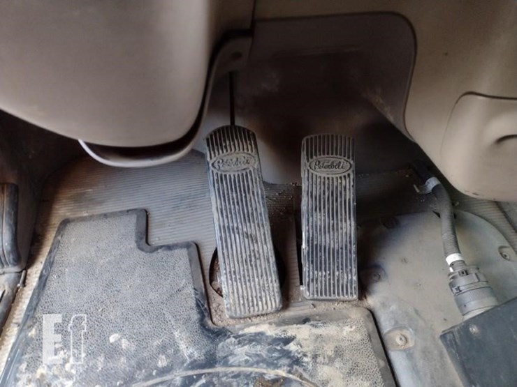 2008-peterbilt-365-image-10