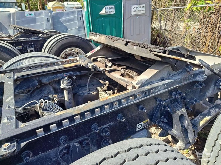 2023-peterbilt-567-t/a-wet-kit-day-cab-truck-tractor-image-16