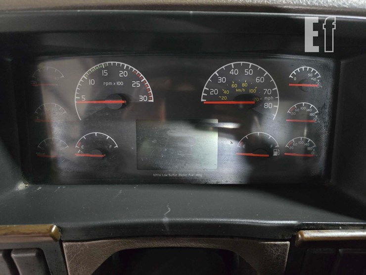 2017-volvo-vnl42300-image-11