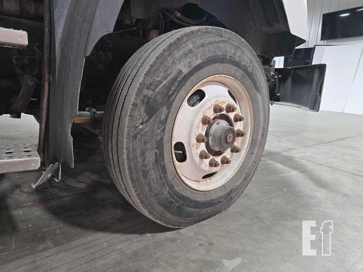 2016-freightliner-114sd-image-32