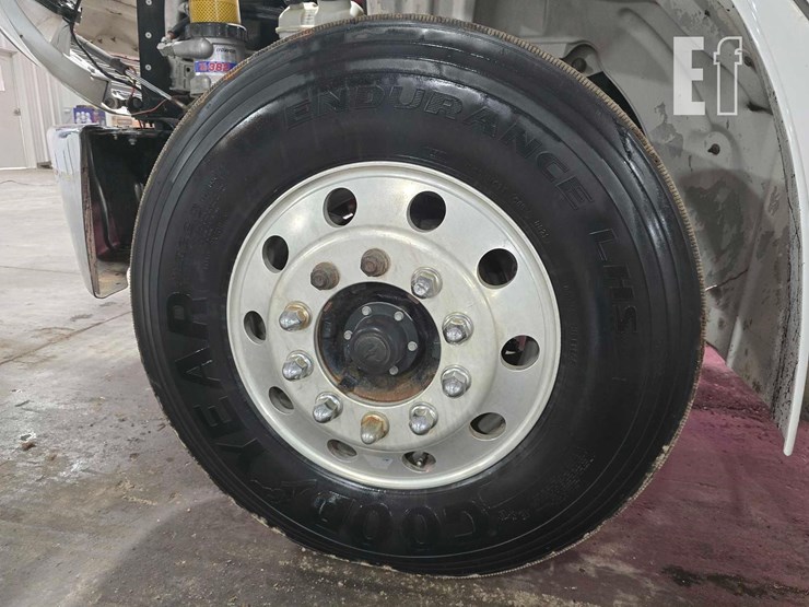 2017-freightliner-business-class-m2-106-image-20