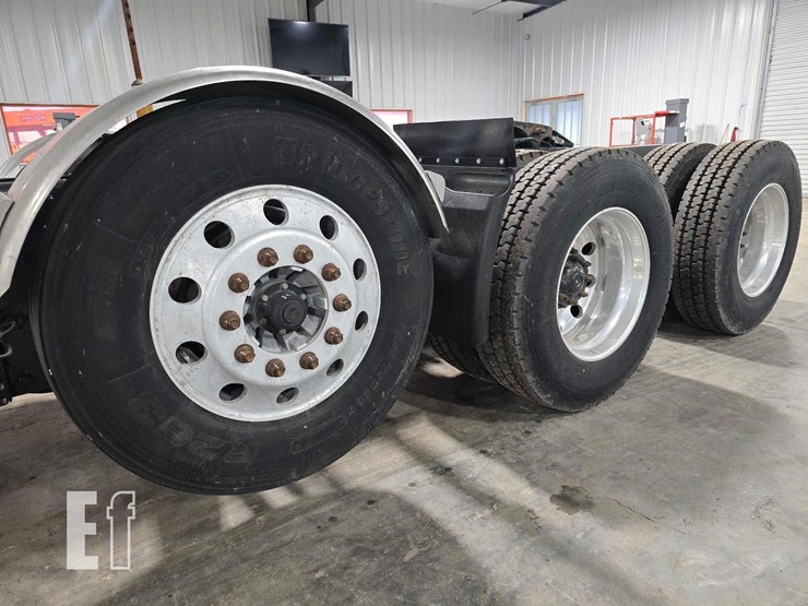 2020-freightliner-122sd-image-23