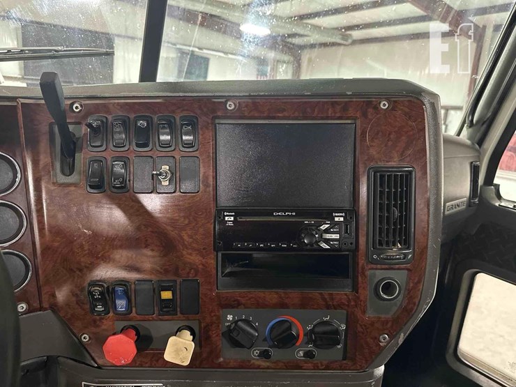 2009-mack-granite-gu713-image-18