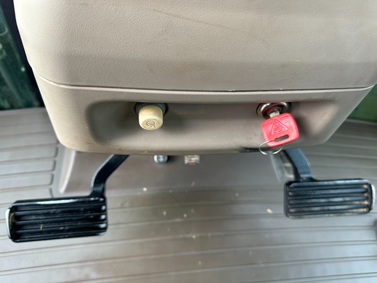 2013-john-deere-9560r-image-83