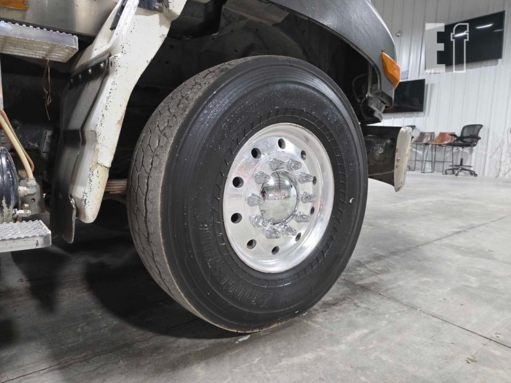 2013-caterpillar-ct660s-image-26