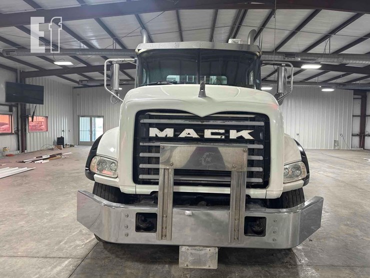 2012-mack-granite-gu813-image-7