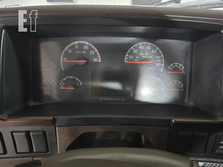 2013-volvo-vnl64t300-image-12