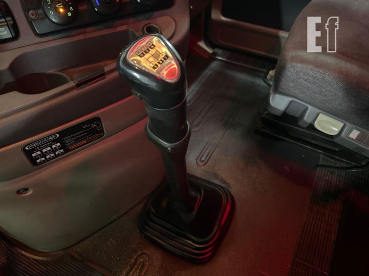 2014-freightliner-cascadia-125-image-22