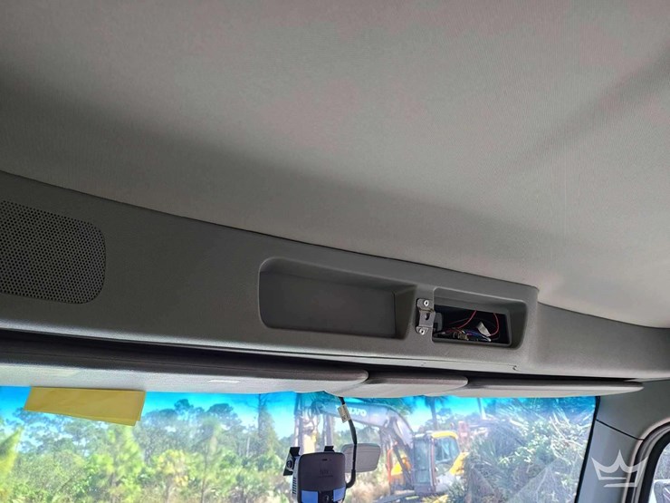 2023-peterbilt-567-image-23